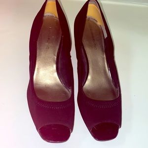 Bandolino black peep toe w a patent wedge